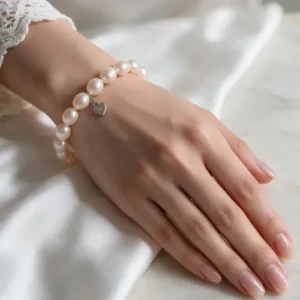 elegant woman hand wearing 9-10mm freshwater pearl bracelet silver clasp