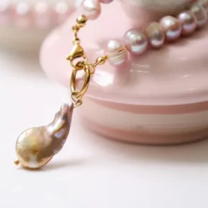button pearl necklace with baroque pearl pendant